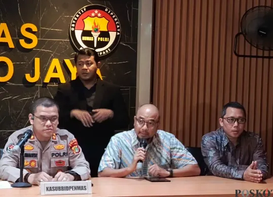 Chief Marketing Officer (CMO) Ninja Express, Andi Junardi Juarsa saat memberikan keterangan terkait ilegal akses di Mapolda Metro Jaya, Jakarta Selatan, Jumat, 11 Juli 2025. (Sumber: Poskota/Ali Mansur)