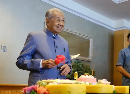 Profil dan Sepak Terjang Mahathir Mohamad, PM Malaysia yang Baru Masuki Usia 100 Tahun (Sumber: Instagram/chedetofficial)