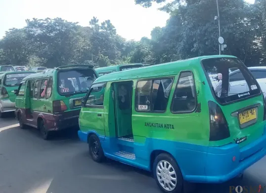 Angkutan Kota (angkot) yang beroperasi di Kota Bogor, Jumat, 11 Juli 2025. (Sumber: Poskota/Sekar Putri Andini)