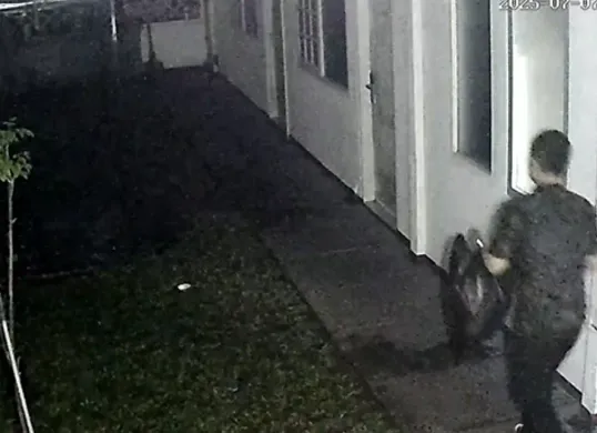 Sosok korban diplomat muda Kementerian Luar Negeri (Kemenlu) Arya Daru Pangayunan, 39 tahun tertangkap kamera pengawas (CCTV). (Sumber: Tangkapan Layar CCTV)