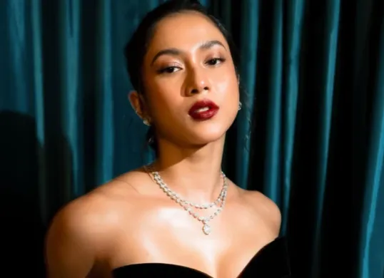 Potret pemeran film horor Selepas Tahlil, Aghniny Haque yang mengalami hal terduga saat syuting. (Sumber: Instagram/@aghninyhaque)