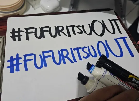 Tagar FufufuritsuOut viral usai General Manager JKT48, Fritz Fernandez mengunggah foto kue ulang tahun dengan tulisan vulgar. (Sumber: X/@pinkawiz_art)