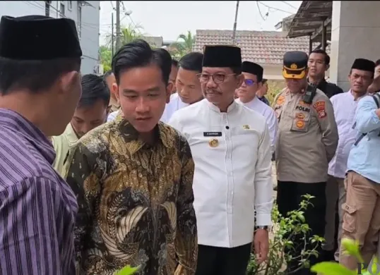 Wakil Presiden Republik Indonesia (RI), Gibran Rakabuming Raka mengunjungi kawasan Ciledug Indah 1, Kelurahan Pedurenan, Kecamatan Karang Tengah, Kota Tangerang, pada Jumat, 11 Juli 2025. (Sumber: Poskota/Primayanti Juli Kumala Manalu)
