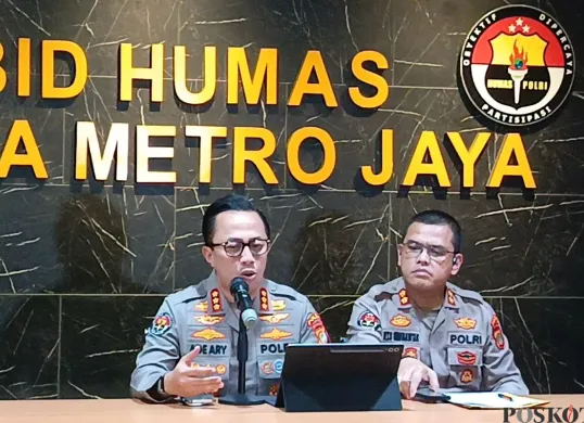 Kabid Humas Polda Metro Jaya, Kombes Ade Ary Syam Indradi memberikan keterangan terkait kasus dugaan ijazah palsu Joko Widodo di Polda Metro Jaya, Jakarta Selatan, Jumat, 11 Juli 2025. (Sumber: Poskota/Ali Mansur)