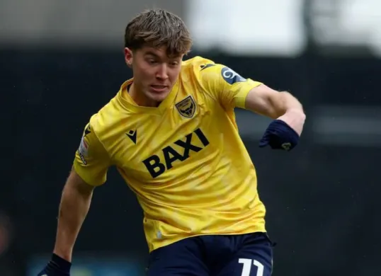 Potret pemain Oxford United sekaligus Timnas Indonesia, Ole Romeny yang mengalami cedera saat laga melawan Arema FC di Piala Presiden 2025. (Sumber: Instagram/@oleromeny.)