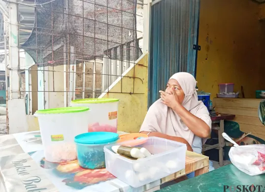 Ria Suryani, 47 tahun, pedagang lontong sayur di Babelan, Kabupaten Bekasi, kini hidup dalam ketidakpastian usai rumahnya digusur pada Rabu lalu karena berdiri di atas lahan pemerintah. (Sumber: Poskota/Nurpini Aulia Rapika)