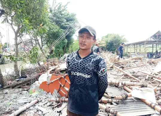 Muhammad Suhendra, 35 tahun, pemilik warung legendaris Gabus Pucung Betawi berdiri di tempat usahanya yang kini telah rata dengan tanah usai digusur karena berdiri di atas lahan pemerintah. (Sumber: Poskota/Nurpini Aulia Rapika)