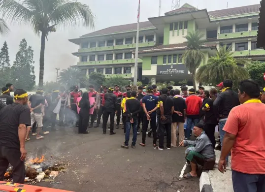 Aksi unjuk rasa para pedagang Pasar Sentiong di depan Kantor Bupati Tangerang, Kawasan Puspem Tigaraksa, Jumat, 11 Juli 2025. (Sumber: Dok. Humas Polresta Tangerang)