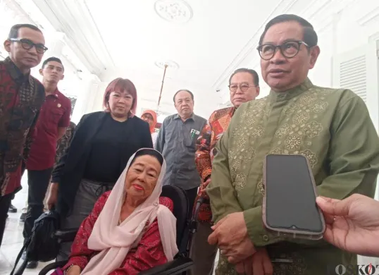 Istri Presiden ke-4 RI Gus Dur, Sinta Nuriyah Wahid menemui Gubernur Jakarta, Pramono Anung di Balai Kota Jakarta, Jumat, 11 Juli 2025. (Sumber: Poskota/M. Tegar Jihad)