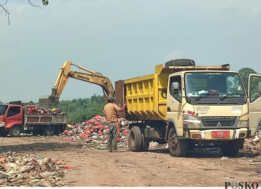 Sejumlah kendaraan pengangkut membuang sampah di TPA Bangkonol, Kecamatan Koroncong, Kabupaten Pandeglang. (Sumber: Poskota/Samsul Fatoni)