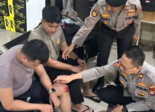 Dua anggota Polres Metro Bekasi Kota terluka berupaya membubarkan tawuran remaja di kawasan Kalibaru, Kecamatan Medan Satria, Kota Bekasi, Kamis, 10 Juli 2025. (Sumber: Dok. Polres Metro Bekasi Kota)