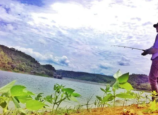 Ilustrasi - Seorang pria sedang memancing ikan di Waduk Cirata, Kabupaten Bandung, Barat. (Sumber: tripadvisor.co.id)