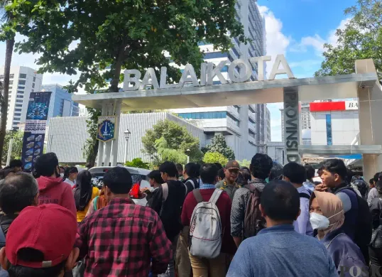 Ilustrasi sejumlah warga saat melamar PPSU di Balai Kota DKI Jakarta. (Sumber: Poskota/Pandi Ramedhan)
