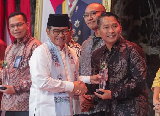 Gubernur DKI Jakarta, Pramono Anung (kiri) menyerahkan penghargaan Derap Kerja sama (DKJ) Award 2025 kepada Senior Manager Komunikasi dan Umum PLN UID Jakarta Raya, Haris Andika di Balai Kota DKI Jakarta kemarin. (Sumber: Dok. PLN UID Jakarta Raya)