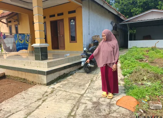 Pemilik mobil Suzuki Pick Up yang hilang memperlihatkan surat laporan polisi juga menunjukan lokasi parkir mobil saat dicuri, Sabtu siang, 12 Juni 2025. (Sumber: Poskota/Angga Pahlevi)