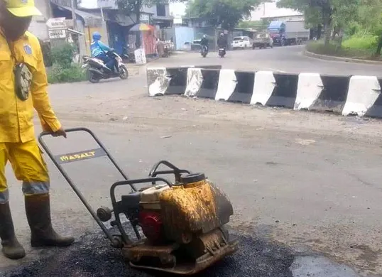 Petugas Bina Marga Satpel Cilincing memperbaiki jalan berlubang di Jalan Raya Cilincing, Jakarta Utara. (Sumber: Dok Kominfotik Bina Marga)
