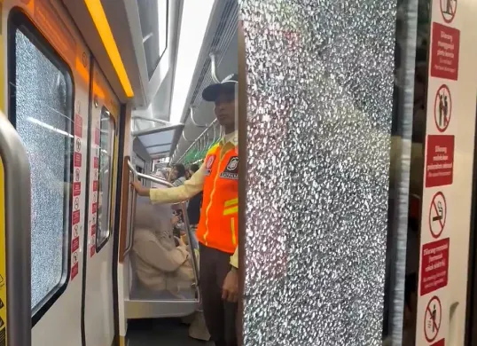 Kondisi kacara KRL yang retak setelah dilempari oleh dua bocah di Kota Bogor, Jawa Barat.