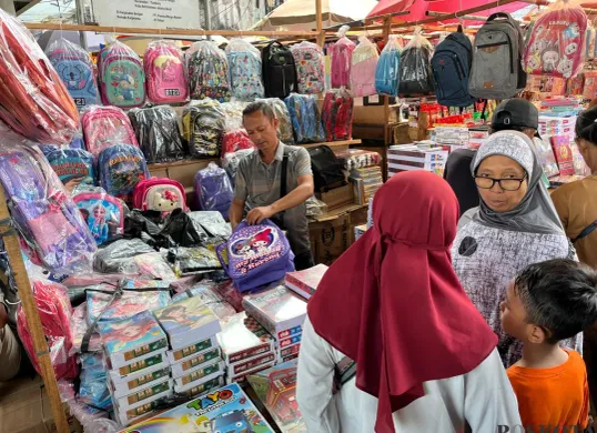 Masyarakat ramai mengunjungi Pasar Pagi Asemka, Jakarta Barat, untuk berbelanja perlengkapan sekolah anak, Sabtu, 12 Juli 2025. (Sumber: Poskota/Pandi Ramedhan)