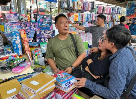 Pedagang Pasar Pagi Asemka, Jakarta Barat, menjajakkan dagangan mereka terdiri dari perlengkapan sekolah, Sabtu, 12 Juli 2025. (Sumber: Poskota/Pandi Ramedhan)