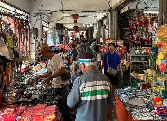 Suasana di kawasan Petak Enam kawasan Glodok, Tamansari, Jakarta Barat, pada Sabtu, 12 Juli 2025. (Sumber: POSKOTA | Foto: Pandi Ramedhan)