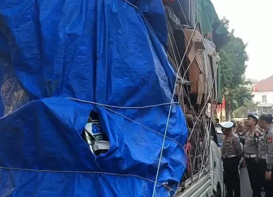 Petugas PJR Polda Metro Jaya menangkap sopir pikap yang melaju ugal-ugalan di Tol Dalam Kota, Jakarta, pada Sabtu, 12 Juli 2025. (Sumber: Dok Polda Metro Jaya)