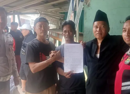Petugas Polsek Bojonggede memediasi sopir mobil Avanza dengan pedagang yang gerobaknya hancur ditabrak di Jalan Raya Tonjong, Kabupaten Bogor. (Sumber: Dok Laka Lantas Polres Metro Depok)