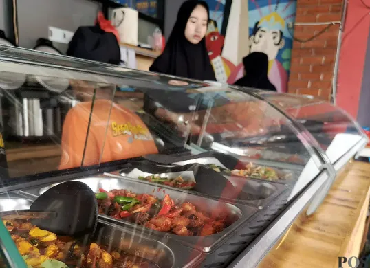 Warung Sego Ndok Mbak Asih Jaksel jadi pilihan kuliner favorit warga di Jakarta Selatan. (Sumber: POSKOTA | Foto: Ali Mansur)