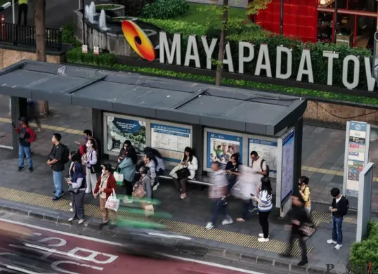 Pekerja melintasi pedestrian saat jam pulang kerja di kawasan Jalan Jenderal Sudirman, Jakarta, Selasa, 27 Mei 2025. (Sumber: Poskota/Bilal Nugraha Ginanjar)