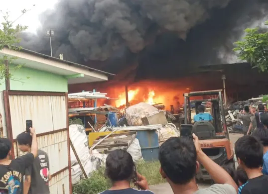 Kebakaran hebat sebuah gudang rongsokan di Jalan Wibawa Mukti, RT 005/RW 005, Kelurahan Jatiluhur, Kecamatan Jatiasih, Kota Bekasi, Minggu, 13 Juli 2025. (Sumber: Dok. Disdamkarmat Kota Bekasi)