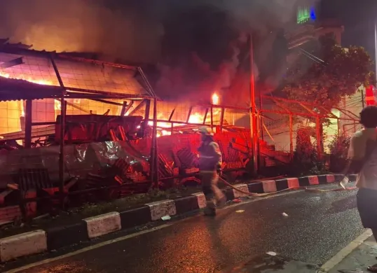Kebakaran menghanguskan rumah semi permanen di kawasan Cilincing, Jakarta Utara, pada Sabtu, 12 Juli 2025 malam. (Sumber: Dok Damkar Jakut)