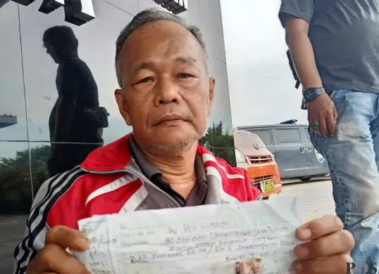 Sumardi, warga Pulo Gadung, Jakarta Timur menjadi salah satu korban penipuan jual beli kontrakan yang dilakukan sindikat di Bekasi Barat. Minggu, 13 Juli 2025. (Sumber: POSKOTA | Foto: Nurpini Aulia Rapika)