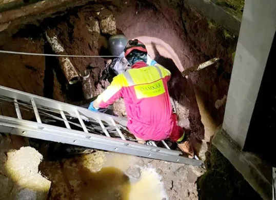 Disdamkarmat) Kota Bekasi mengevakuasi motor yang terperosok ke dalam septic tank yang ambles di Jalan Cempaka, Jatibening, Kecamatan Pondok Gede, Kota Bekasi, Minggu, 13 Juli 2025. (Sumber: Dok. Disdamkarmat Kota Bekasi)