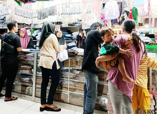 Warga Bekasi berburu seragam dan alat tulis di Pasar Baru, Jalan Ir Djuanda, Kelurahan Duren Jaya, Kecamatan Bekasi Timur, Kota Bekasi, Minggu, 13 Juli 2025. (Sumber: Poskota/Nurpini Aulia Rapika)