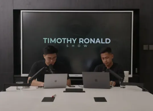 Pelajari cara budgeting efektif ala Timothy Ronald dan Kalimasada, untuk mengontrol pengeluaran dan mencapai tujuan keuangan Anda. (Sumber: YouTube/Timothy Ronald Show)