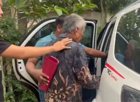 Tersangka IB saat akan dibawa ke Mapolres Serang usai diamankan di rumahnya. (Sumber: Dok. Unit PPA Satreskrim Polres Serang)