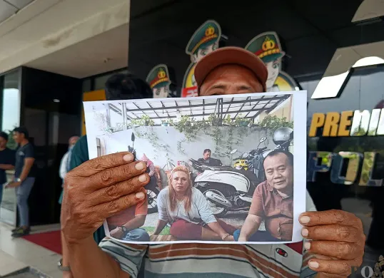 Puluhan korban jual beli kontrakan bodong di Kelurahan Jakasampurna, Kecamatan Bekasi Barat, Kota Bekasi, membuat laporan penipuan di Polres Metro Bekasi Kota pada Minggu, 13 Juni 2025. (Sumber: POSKOTA | Foto: Nurpini Aulia Rapika)