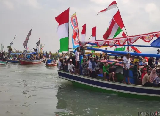 Gubernur Banten, Andra Soni dan jajaran lainnya saat mengikuti acara pesta laut di Kecamatan Carita, Kabupaten Pandeglang, Minggu, 13 Juli 2025. (Sumber: Poskota/Samsul Fatoni)