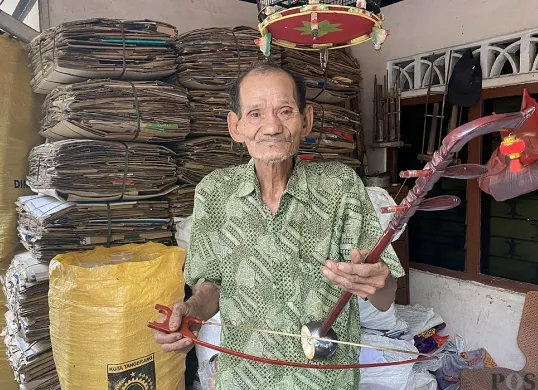 Oen Sin Yang, pewaris musik Betawi di Kota Tangerang yang terlupakan pada Minggu, 13 Juli 2025. (Sumber: POSKOTA | Foto: Primayanti)
