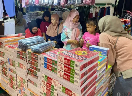 Suasana di Plaza Baru Ciledug, Kota Tangerang, tampak dipadati pengunjung, Minggu, 13 Juli 2025. (Sumber: Poskota/Primayanti Juli Kumala Manalu)