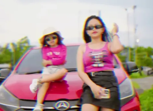 Lirik lagu So Pirang kolaborasi Afrilia Ampreiza dan Eyina Kawatak yang viral di TikTok. (Sumber: YouTube/Eyina Kawatak)