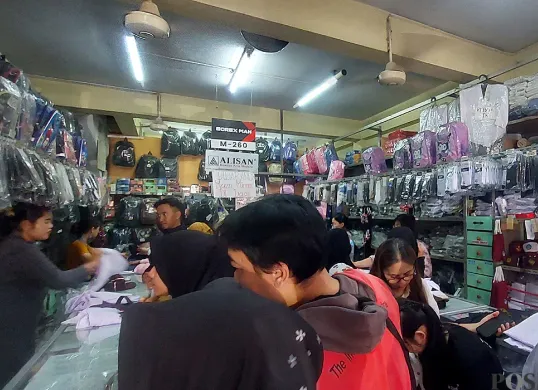 Toko perlengkapan sekolah M260 di Pasar Anyar, Kota Bogor, diserbu pembeli jelang tahun ajaran baru, Minggu, 13 Juli 2025. (Sumber: POSKOTA | Foto: Sekar Putri Andini)