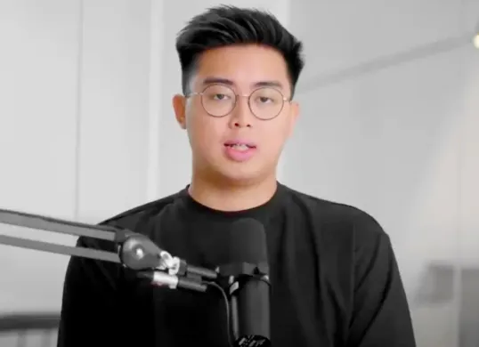 Potret Timothy Ronald yang membagikan 7 aturan hidup sukses untuk mencapai kebebasan finansial. (Sumber: YouTube/Timothy Ronald)