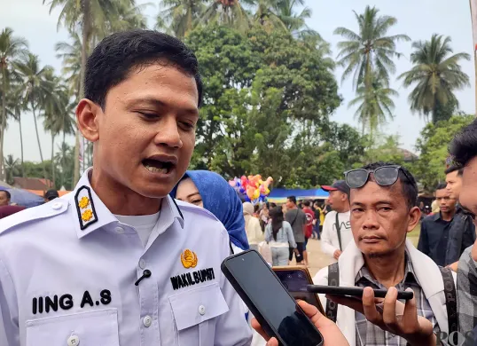 Wakil Bupati Pandeglang, Iing Andri Supriadi, saat hadiri acara pesta laut di Carita. (Sumber: POSKOTA | Foto: Samsul Fatoni)