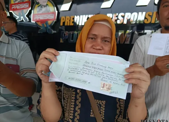 Laksmianti, 52 tahun, warga Rawabebek, Kecamatan Bekasi Barat, Kota Bekasi harus menelan pil pahit setelah menjadi korban penipuan kontrakan bodong. Ia mengalami kerugian hingga Rp 135 juta rupiah. (Sumber: Poskota/Nurpini Aulia Rapika)