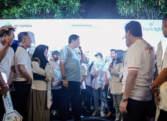 Kegiatan penyerahan simbolis kunci kepada 100 debitur dari bank bjb Pembiayaan Kredit Pemilikan Rumah Sejahtera FLPP di Provinsi Jawa Barat (Sumber: Dok. bank bjb)