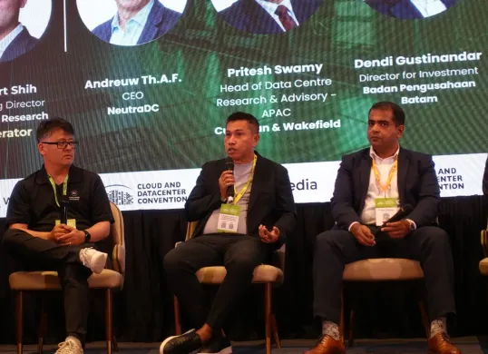 CEO NeutraDC Group Andreuw Th.A.F (kedua dari kiri) saat diskusi panel pada acara SIJORI - Cloud and Datacenter Convention 2025, di Singapura. (Sumber: Dok. Telkom)