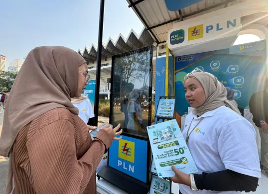 Antusias Pengunjung antusias berkonsultasi mengenai promo EV Home Charging Service dan layanan ICONNET di booth PLN pada acara Stand Up Fest 2025, Istora Senayan, Jakarta. (Sumber: Dok. PLN UID Jakarta Raya)