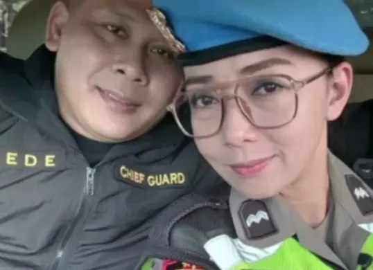 Polisi Wanita (Polwan) yang bertugas di Polda Bali, Aipda Ni Luh Putu Eka Purnawyanti bersama dengan I Nyoman Sariana alias Dede. (Sumber: TikTok/@elangbalix)