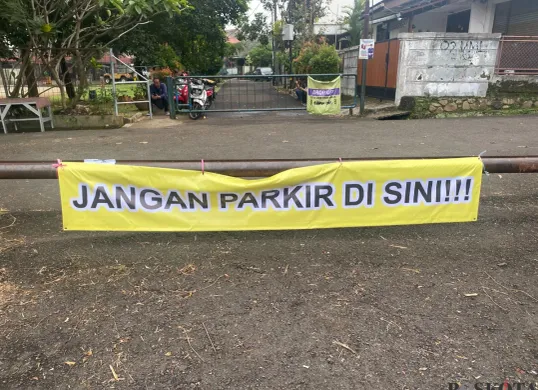 Warga menutup akses jalan menuju SMAN 6 Tangsel pada hari pertama sekolah pada Senin, 14 Juli 2025. (Sumber: Poskota/Primayanti Juli Kumala Manalu)