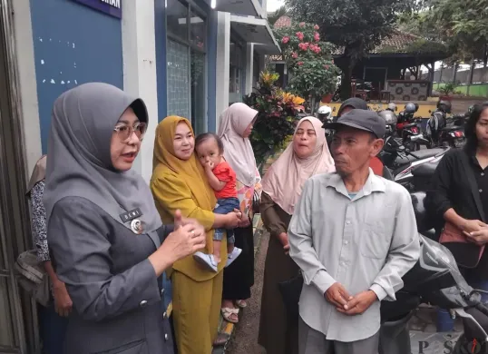 Bupati Pandeglang, Rd. Dewi Setiani saat meninjau kegiatan MPLS di sejumlah sekolah. (Sumber: Poskota/Samsul Fatoni)
